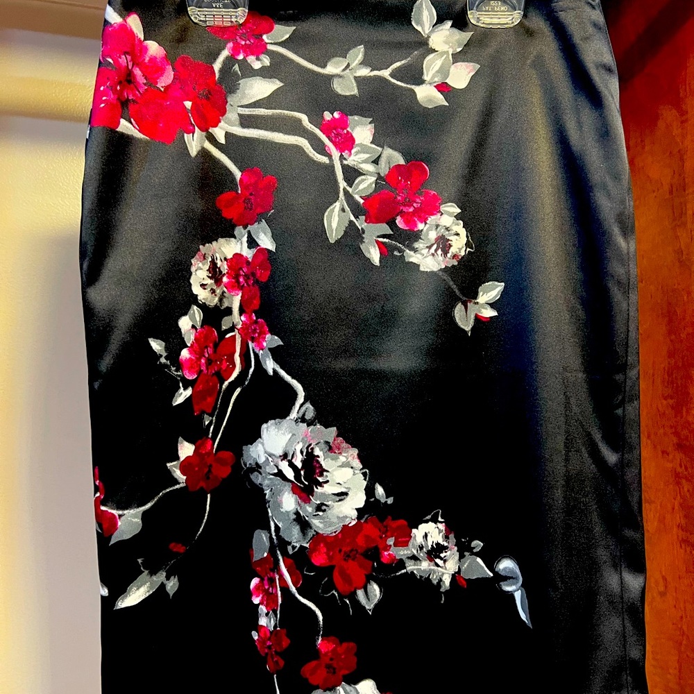 White House, Black market pencil satin skirt